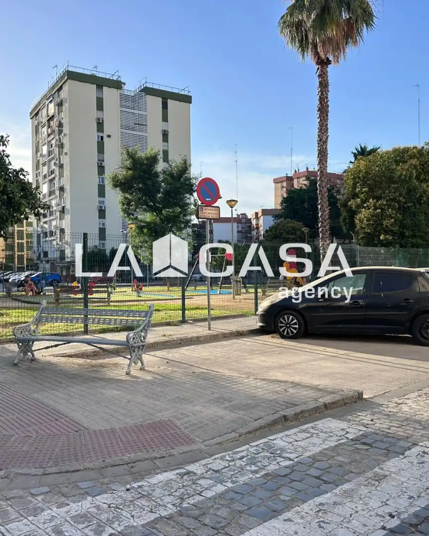 Vista exterior de Planta baja en venta en Sevilla