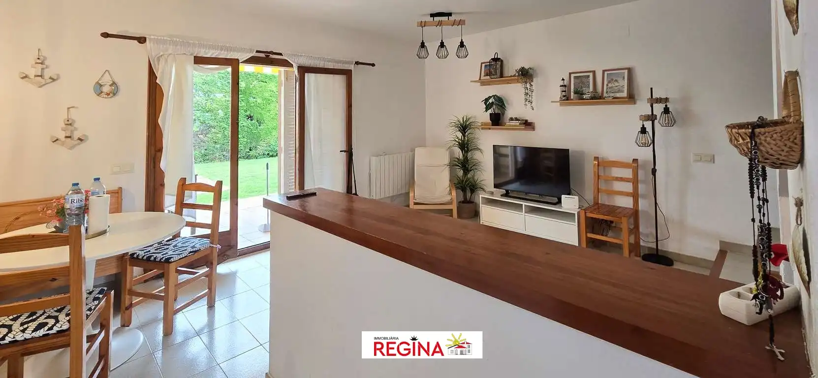 Sala de estar de Casa adosada en venta en L'Escala con Aire acondicionado, Terraza y Amueblado