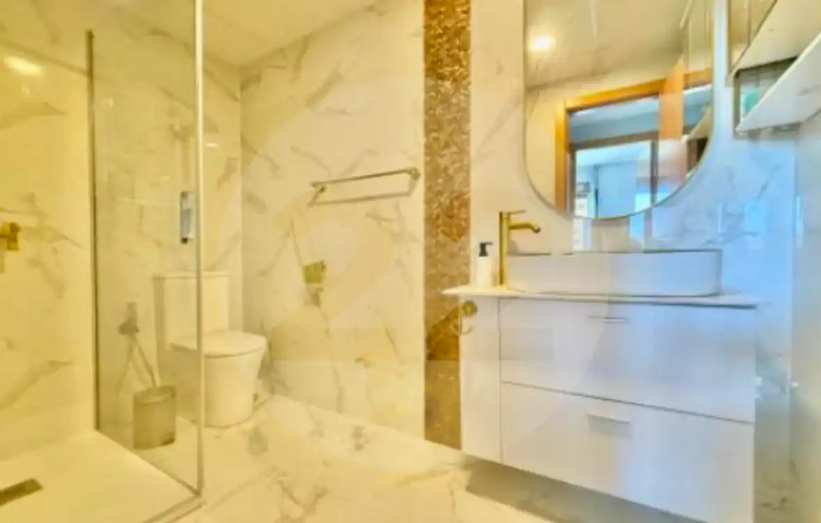 Bany de Apartament de lloguer en Benidorm amb Aire condicionat, Terrassa i Piscina