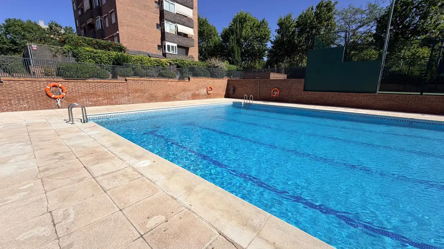 Piscina de Pis en venda en San Sebastián de los Reyes amb Aire condicionat, Calefacció i Parquet