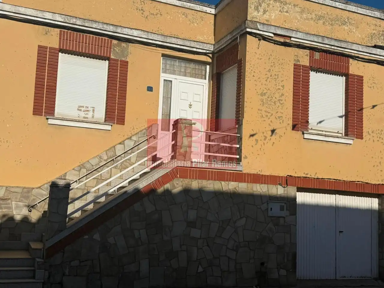Vista exterior de Casa o xalet en venda en Santa Marina del Rey amb Calefacció, Jardí privat i Moblat