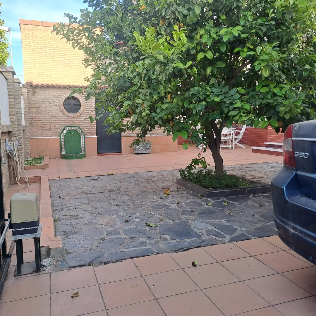 Terrassa de Casa adosada en venda en Dos Hermanas amb Aire condicionat, Traster i Piscina comunitària