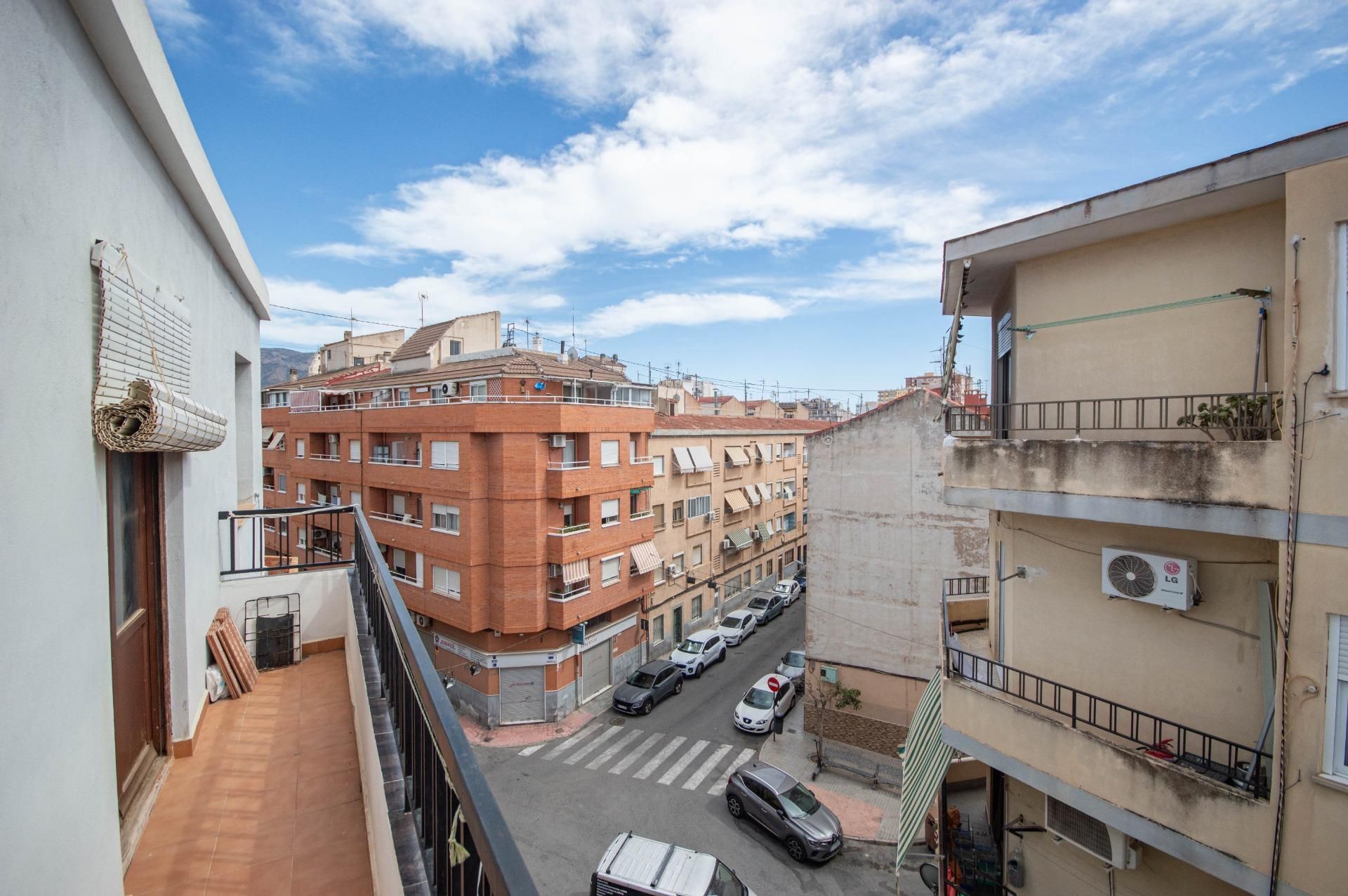 Vista exterior de Pis en venda en Elda amb Terrassa i Balcó