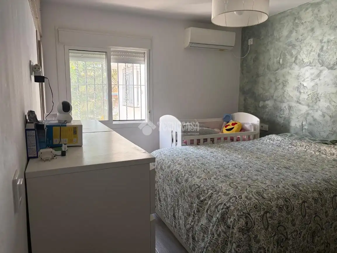 Habitación de Casa adosada en venta en Sevilla con Aire acondicionado