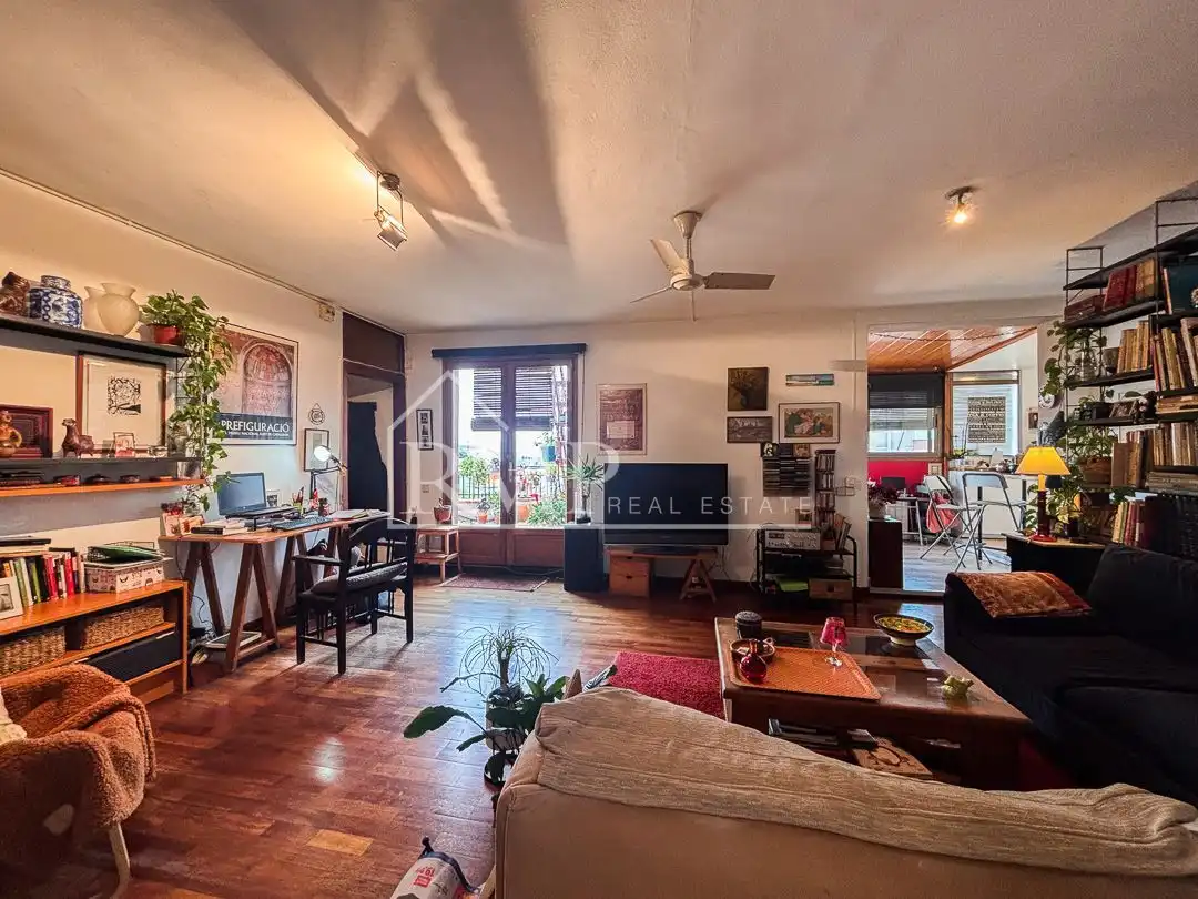 Wohnzimmer von Dachboden zum Verkauf in Barcelona mit Heizung, Terrasse und Abstellraum
