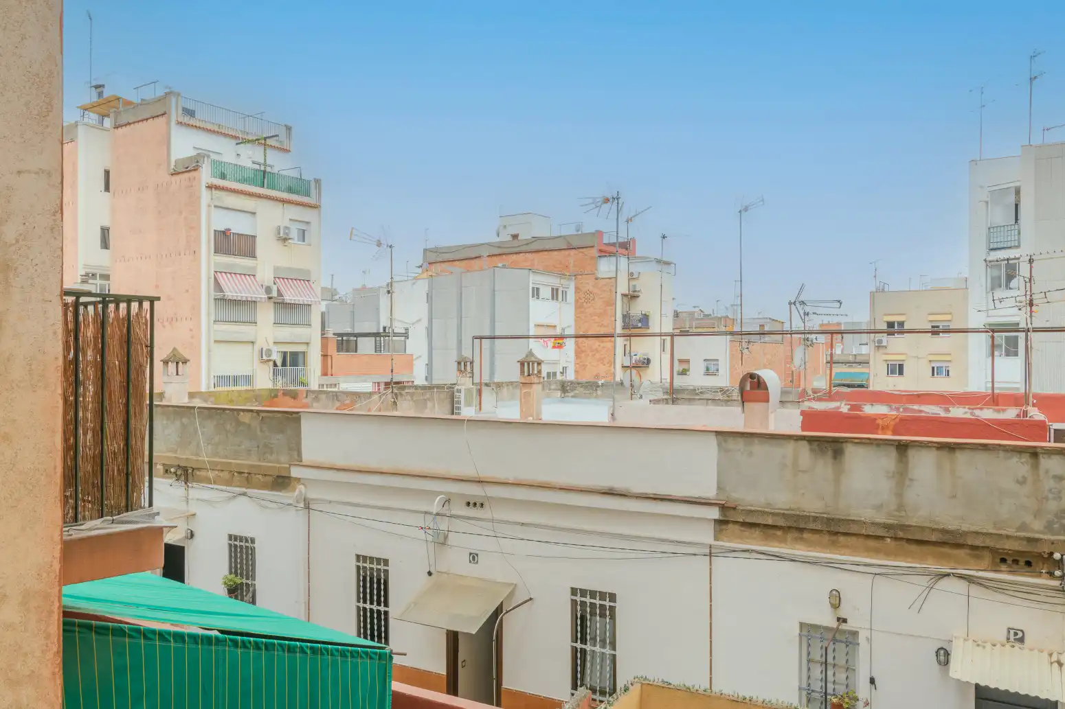 Vista exterior de Pis en venda en L'Hospitalet de Llobregat amb Parquet