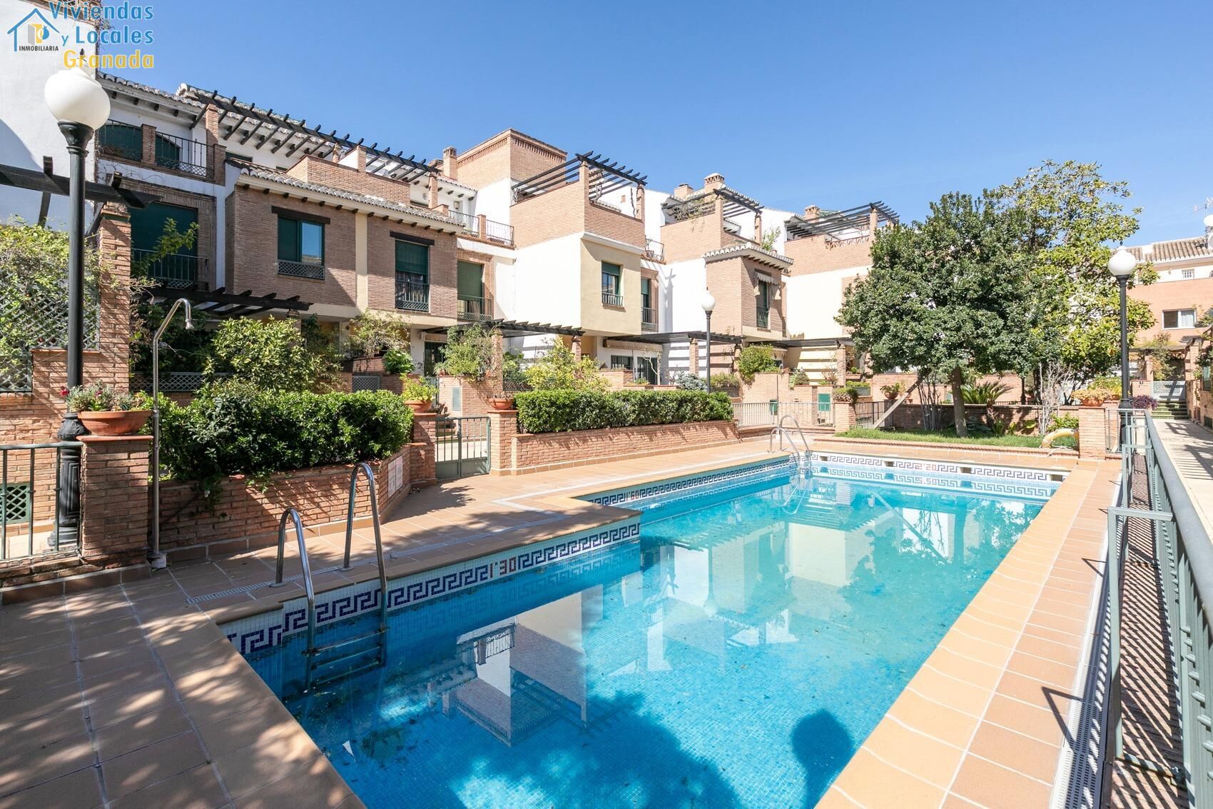 Piscina de Casa adosada en venda en  Granada Capital amb Aire condicionat, Calefacció i Jardí privat