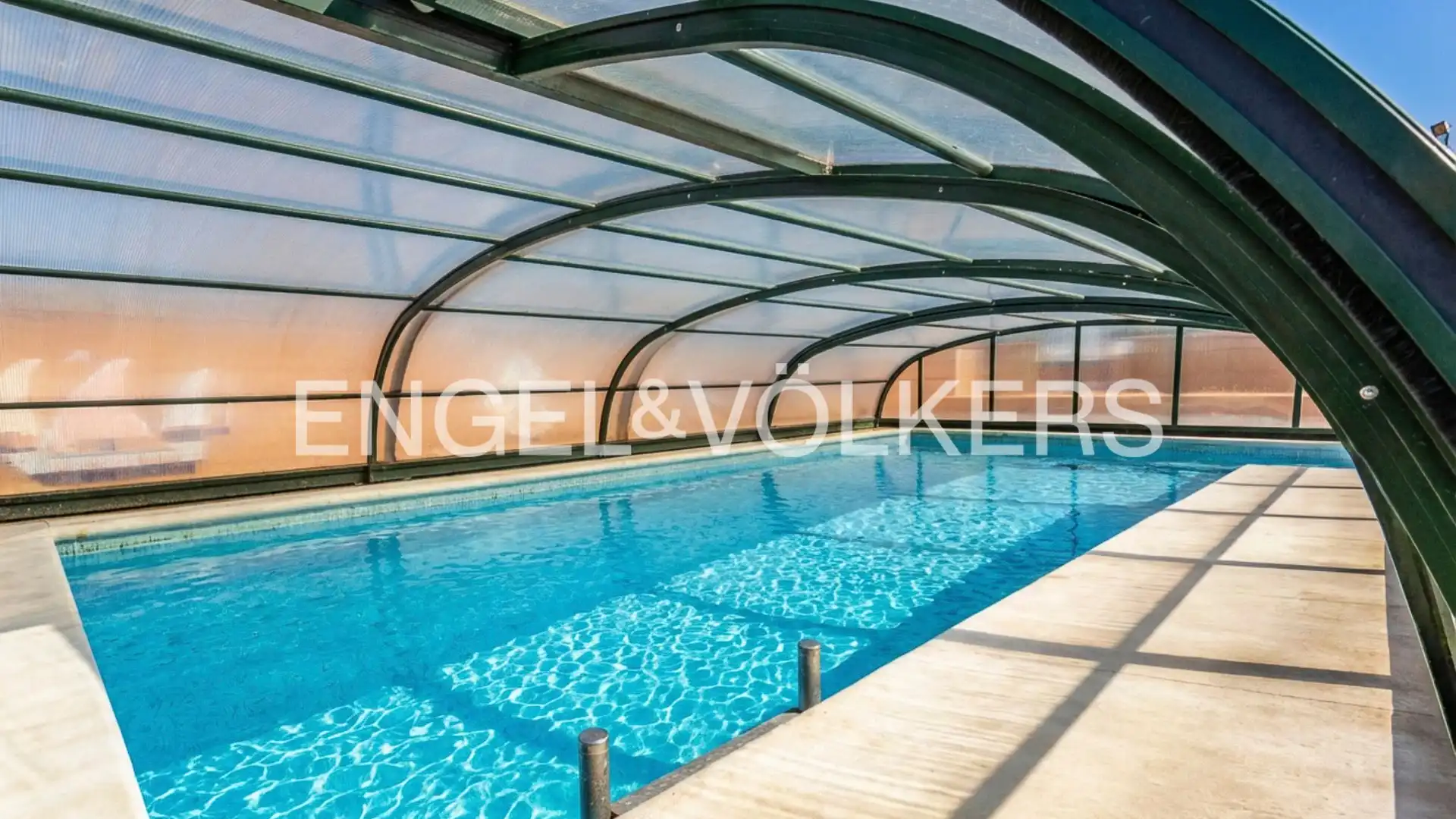 Schwimmbecken von Haus oder Chalet zum Verkauf in Castellví de la Marca mit Klimaanlage, Heizung und Privatgarten