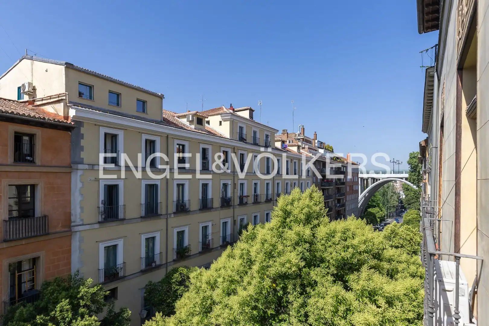 Außenansicht von Wohnung zur Miete in Madrid mit Klimaanlage, Heizung und Abstellraum