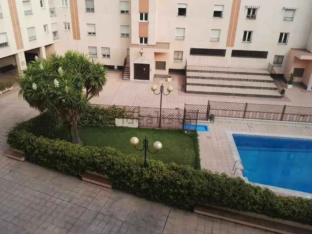 Piscina de Piso en venta en Granada con Aire acondicionado, Calefacción y Amueblado