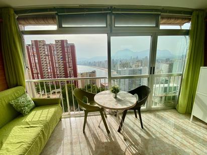 Vista exterior de Pis en venda en Benidorm amb Terrassa, Moblat i Forn