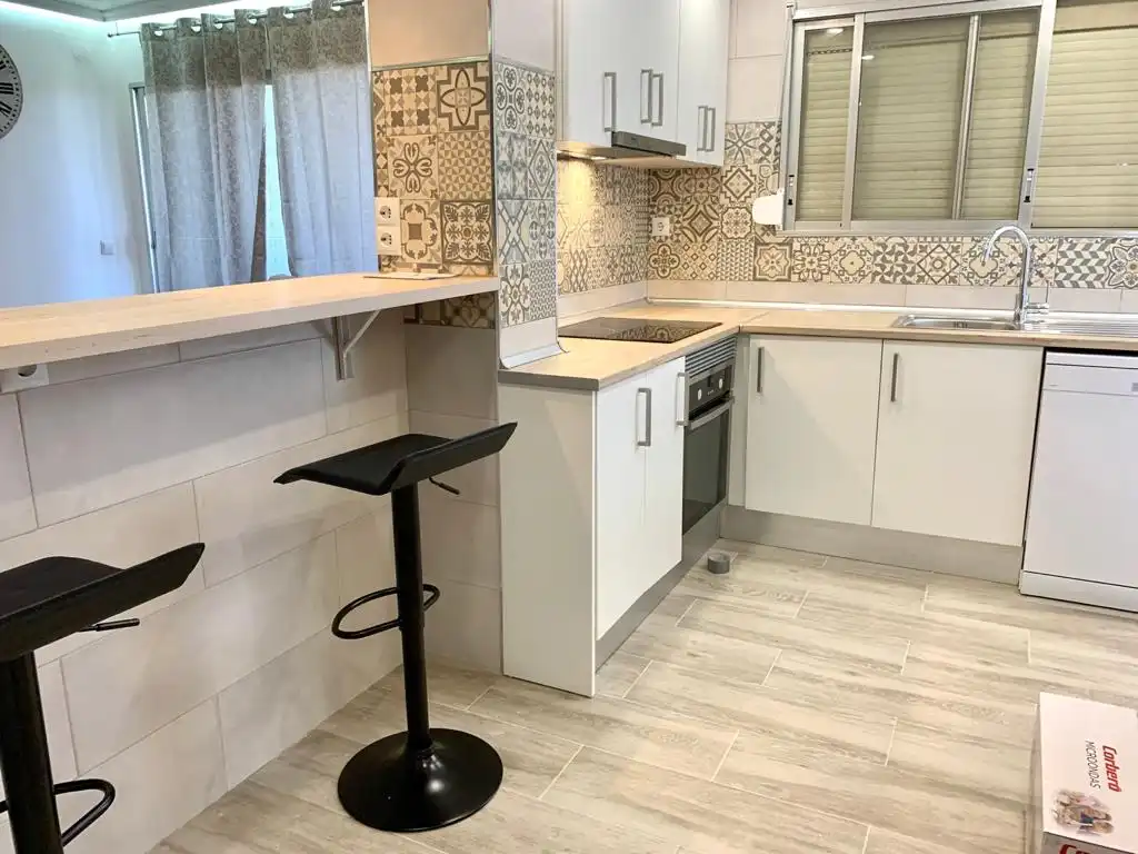Cuina de Apartament en venda en Alicante / Alacant amb Aire condicionat, Terrassa i Moblat