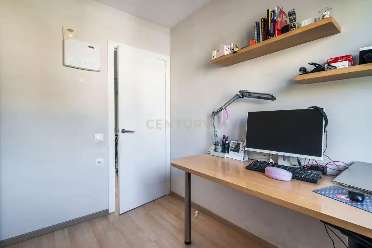 Schlafzimmer von Einfamilien-Reihenhaus zum Verkauf in Sant Joan Despí mit Klimaanlage und Balkon