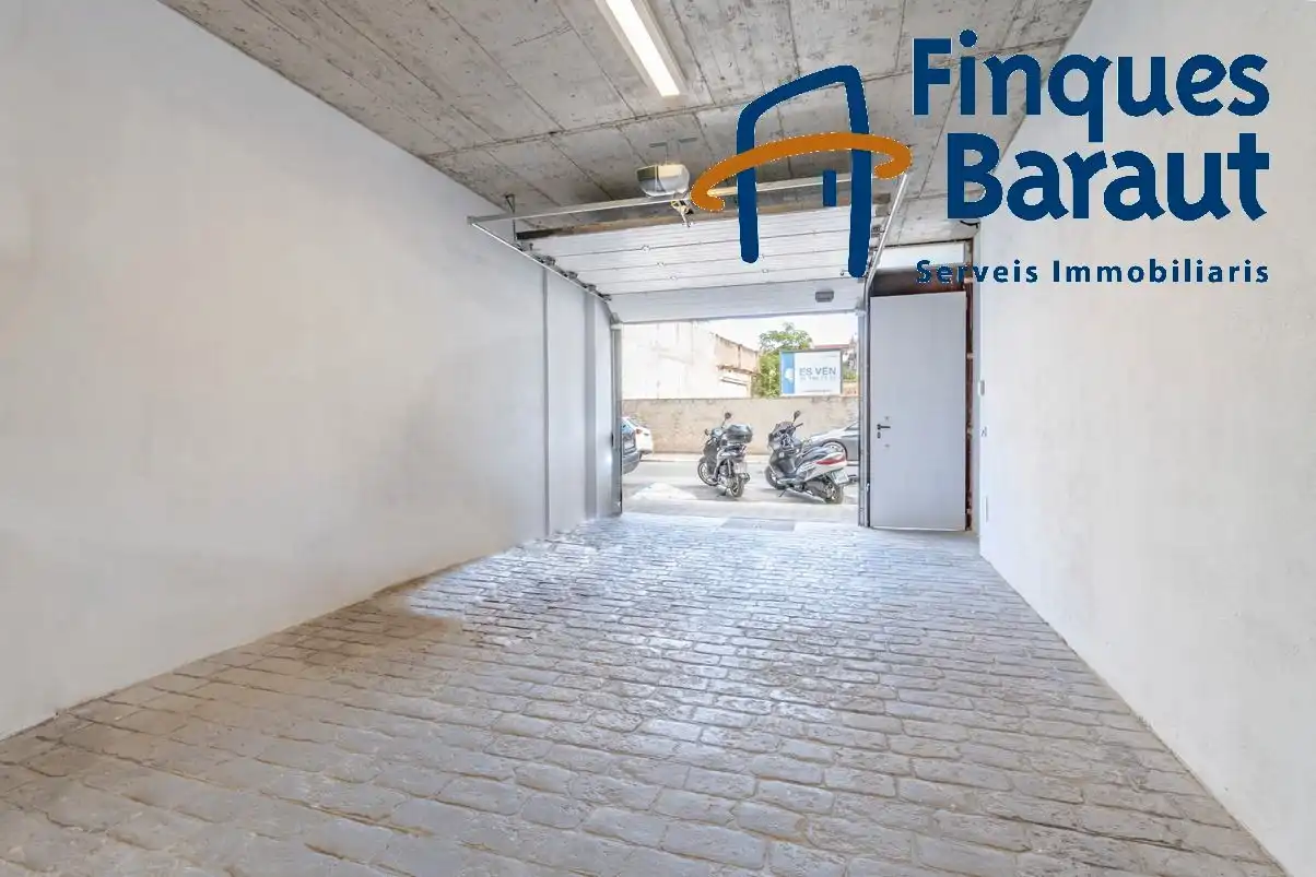 Parking of Houses for sale in Figueres  with Air Conditioner, Heating and Private garden