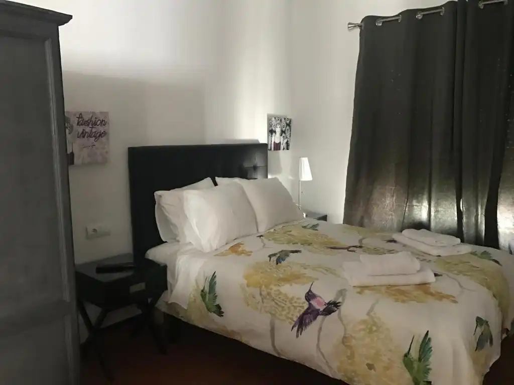 Habitación de Edificio en venta en San Martín del Tesorillo con Alarma