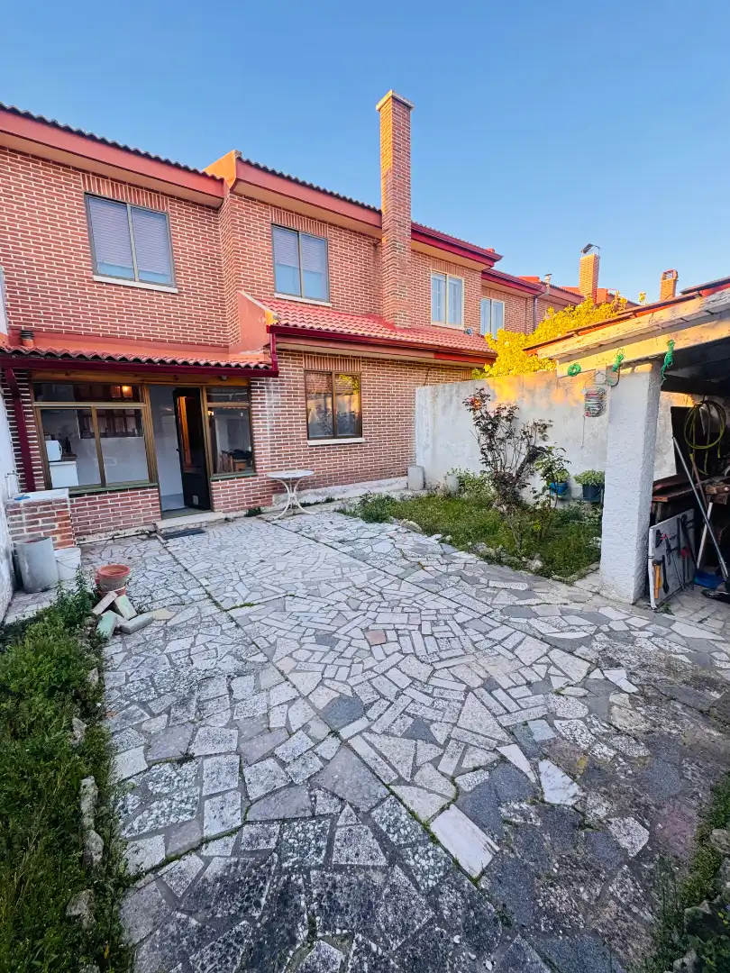 Vista exterior de Casa adosada en venta en Laguna de Duero con Calefacción, Jardín privado y Parquet