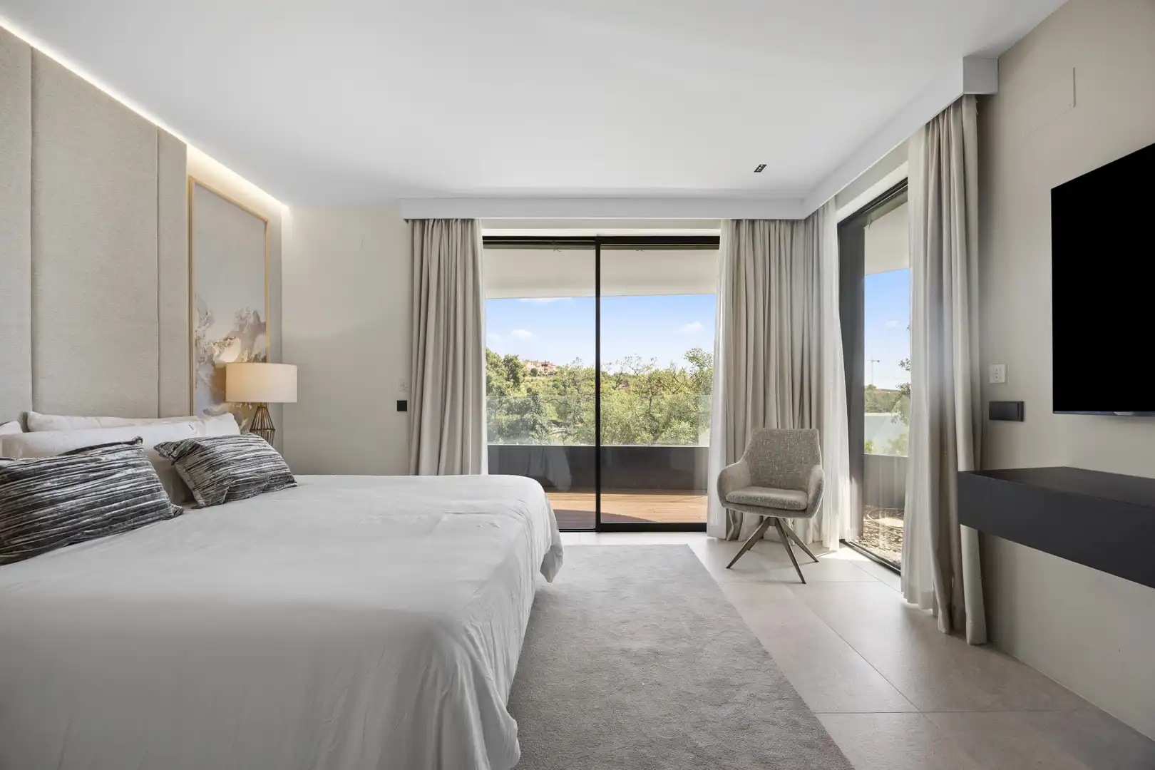 Schlafzimmer von Wohnungen zum Verkauf in Sotogrande mit Klimaanlage, Terrasse und Abstellraum