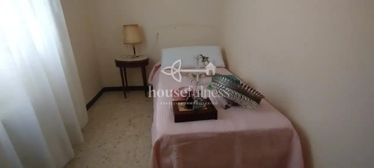 Dormitori de Pis en venda en Ferrol amb Parquet, Moblat i Balcó