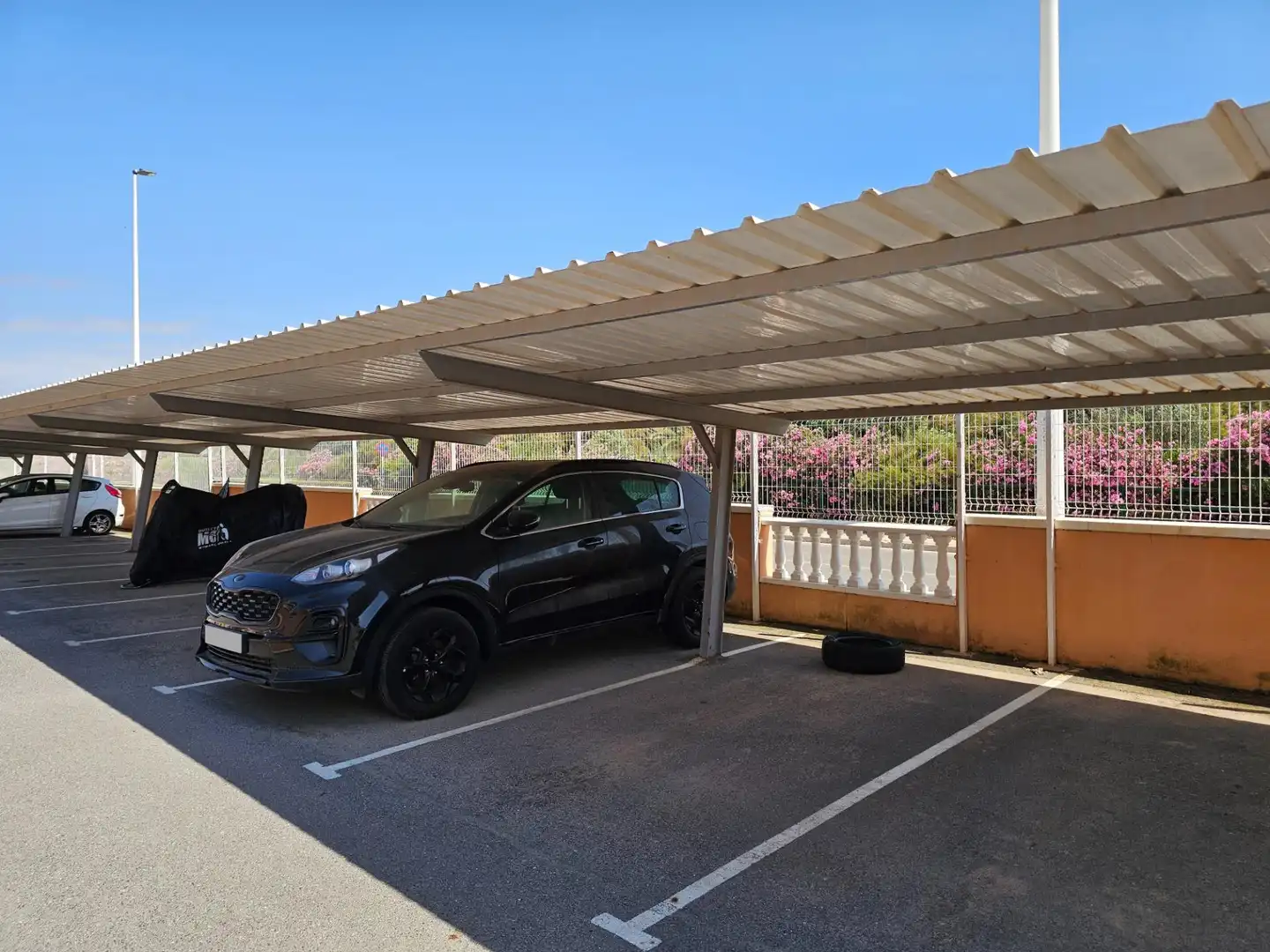 Parkplatz von Einfamilien-Reihenhaus zum Verkauf in Santa Pola mit Heizung, Privatgarten und Terrasse