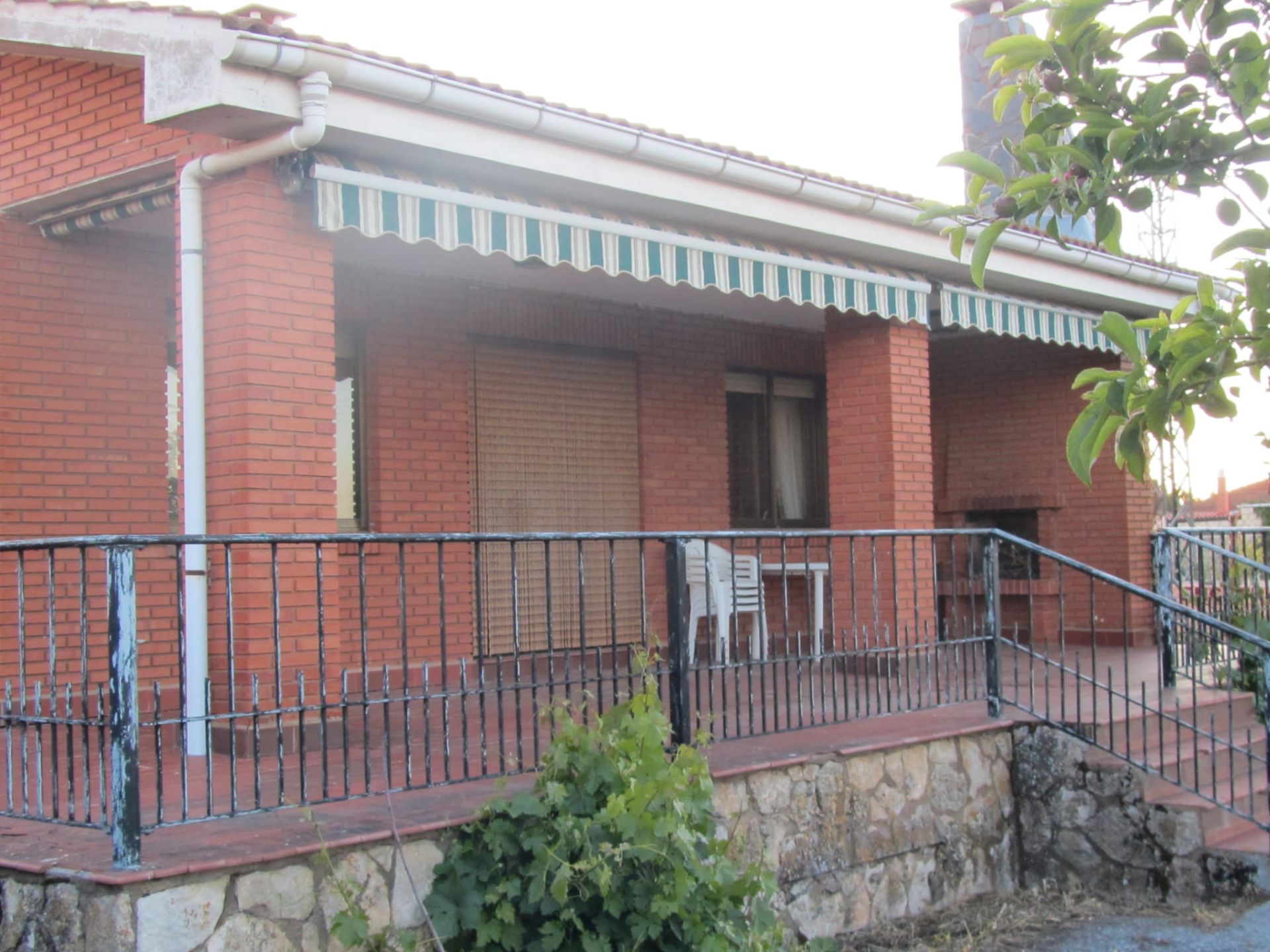 Vista exterior de Casa o xalet en venda en Villalmanzo amb Calefacció, Jardí privat i Terrassa