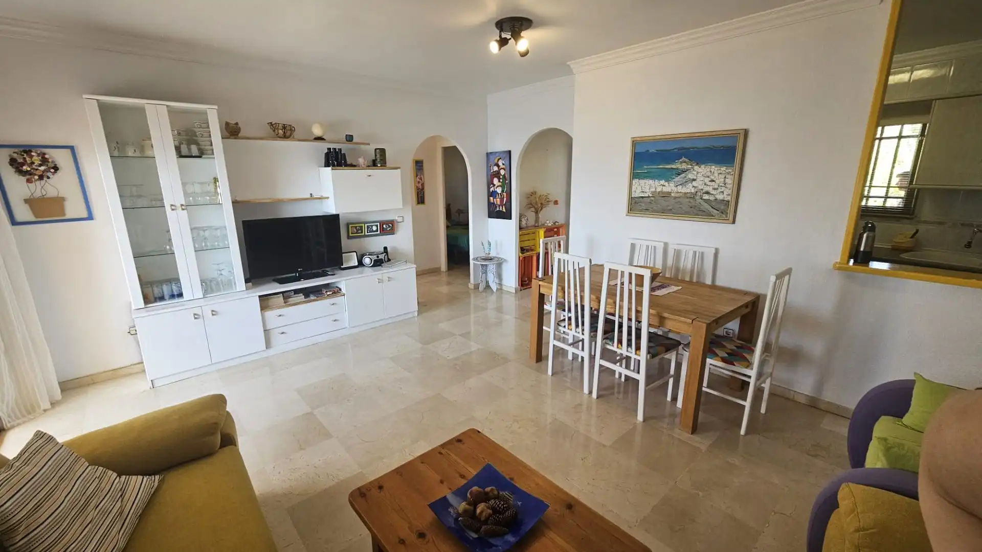 Sala de estar de Apartamento de alquiler en Benalmádena con Terraza, Amueblado y Piscina comunitaria
