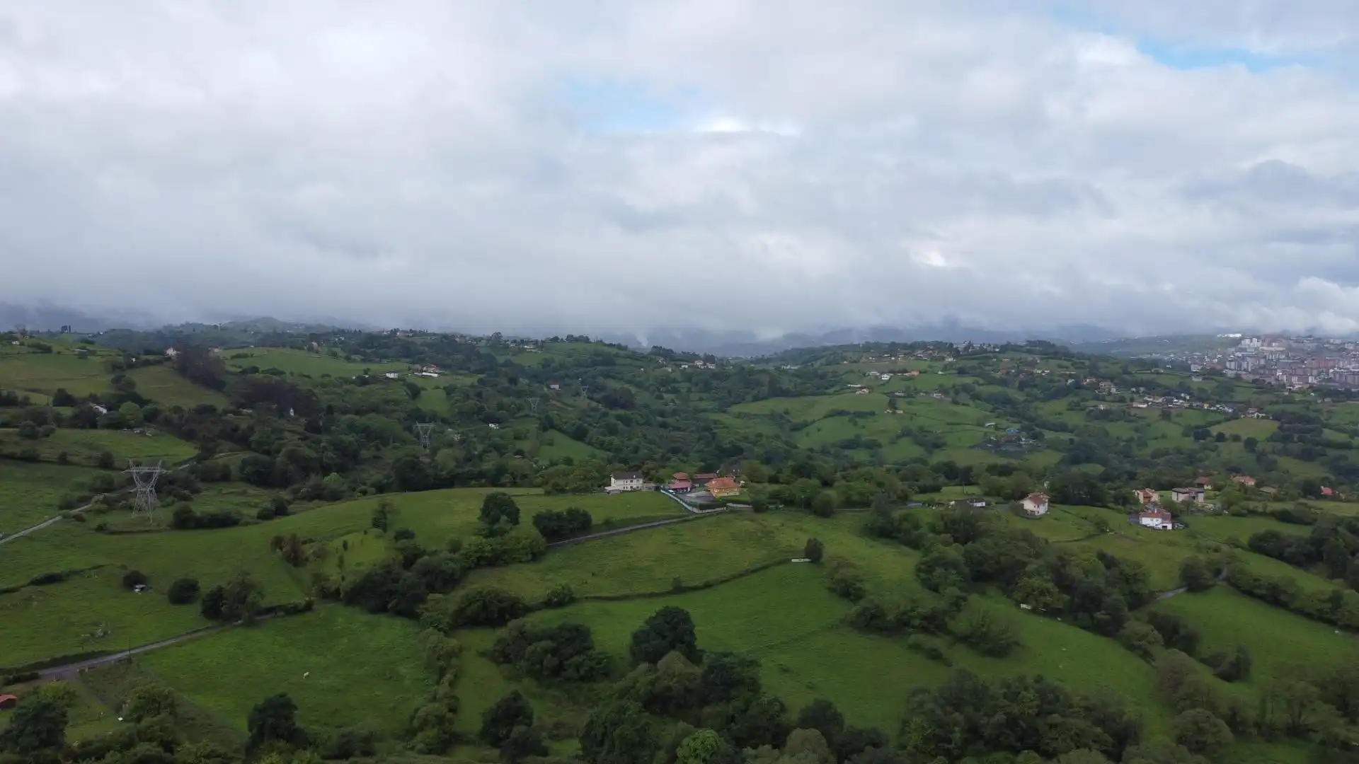 Vista exterior de Casa o xalet en venda en Oviedo  amb Jardí privat, Terrassa i Balcó