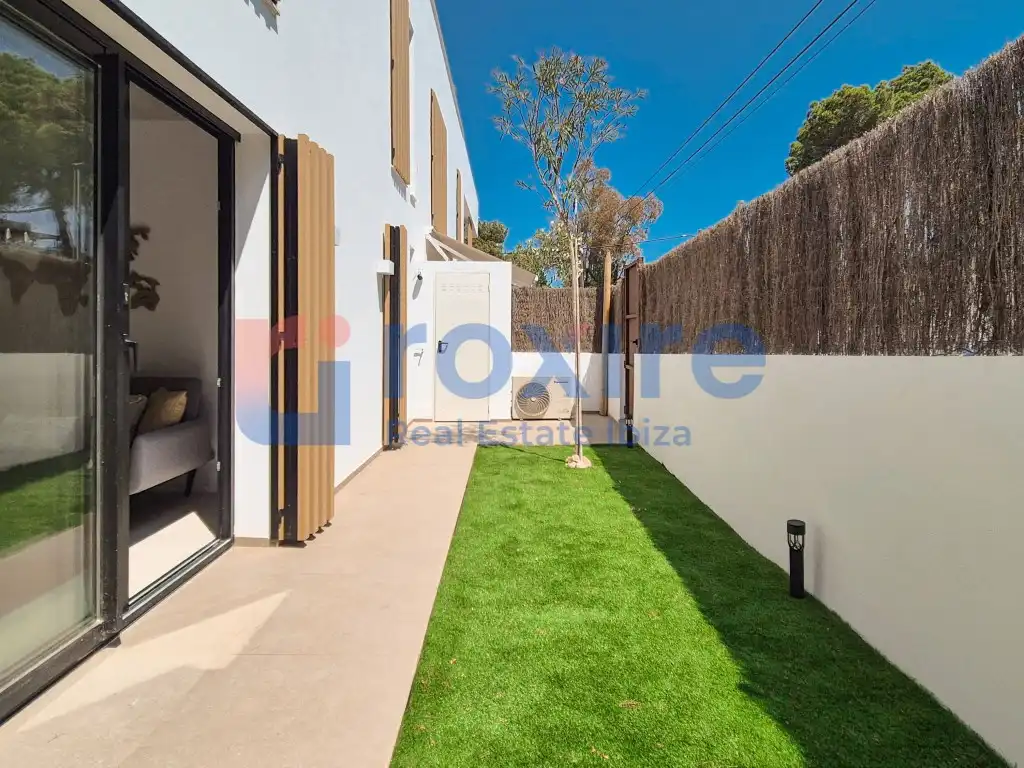 Vista exterior de Planta baixa en venda en Sant Antoni de Portmany amb Jardí privat, Terrassa i Piscina