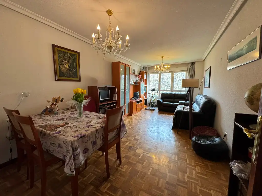 Sala d'estar de Pis en venda en Gijón  amb Calefacció, Parquet i Traster