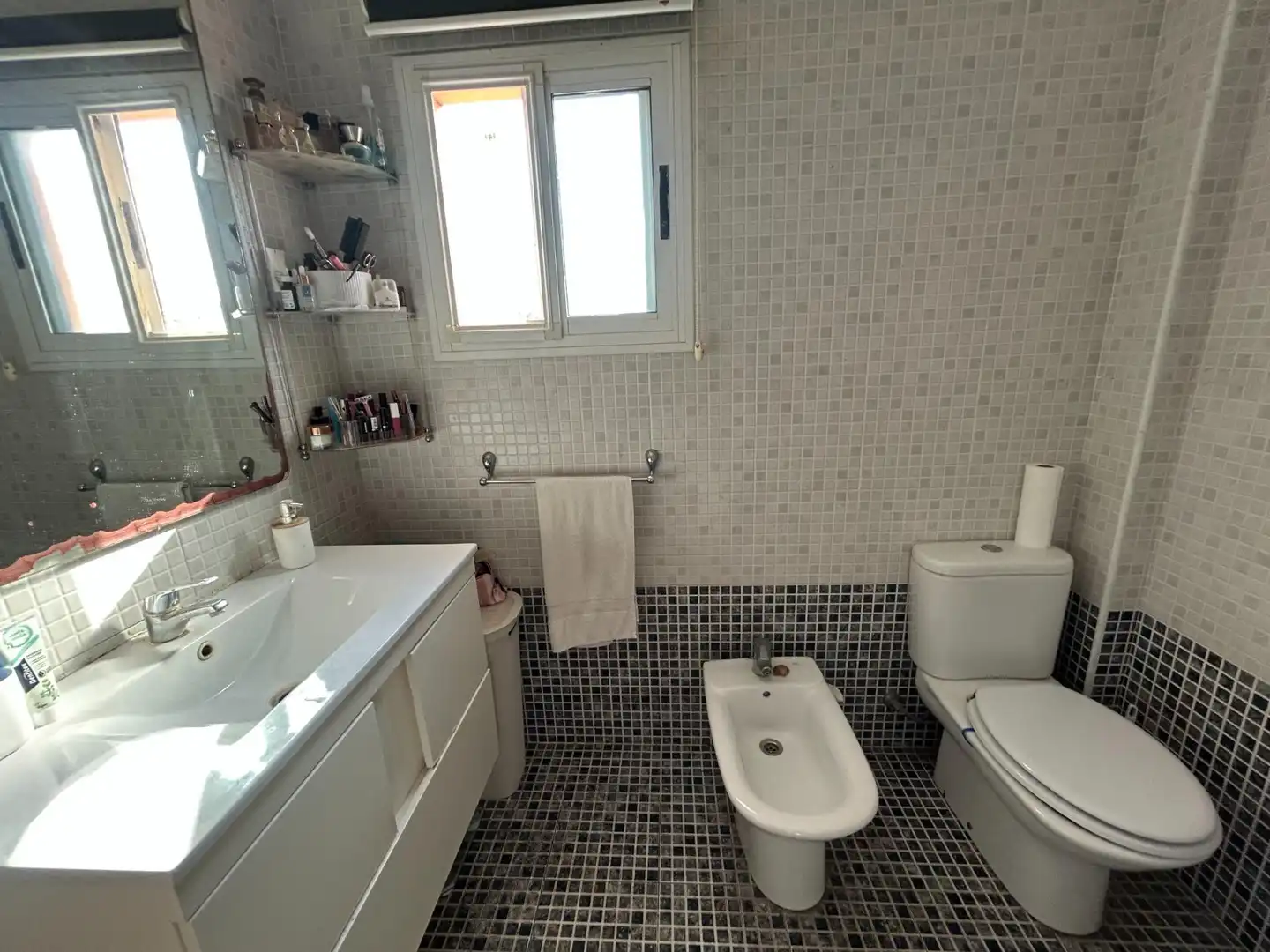 Badezimmer von Einfamilien-Reihenhaus zum Verkauf in Cullera mit Klimaanlage, Privatgarten und Terrasse