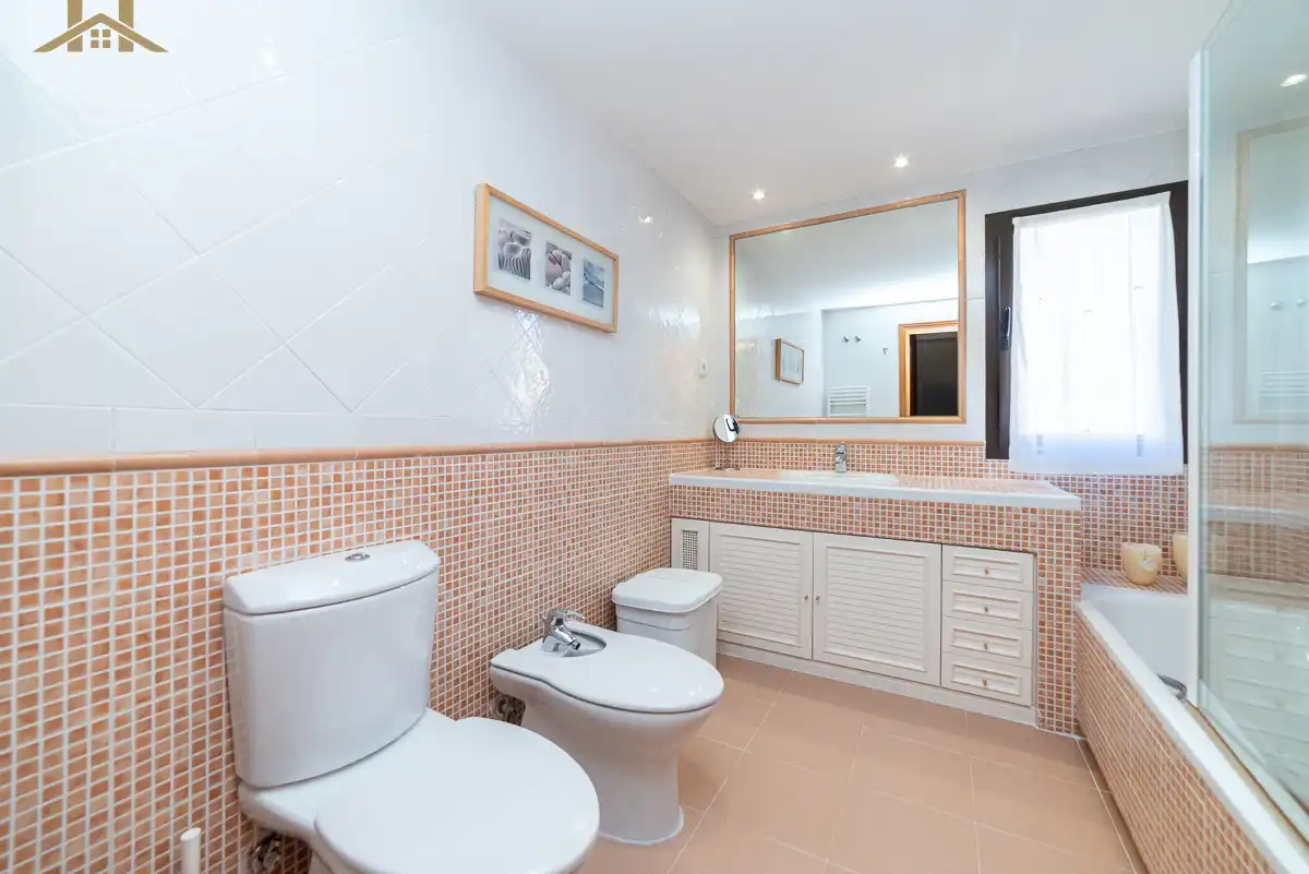 Bathroom of Detached homes for sale in Villanueva del Pardillo  with Air Conditioner, Heating and Private garden
