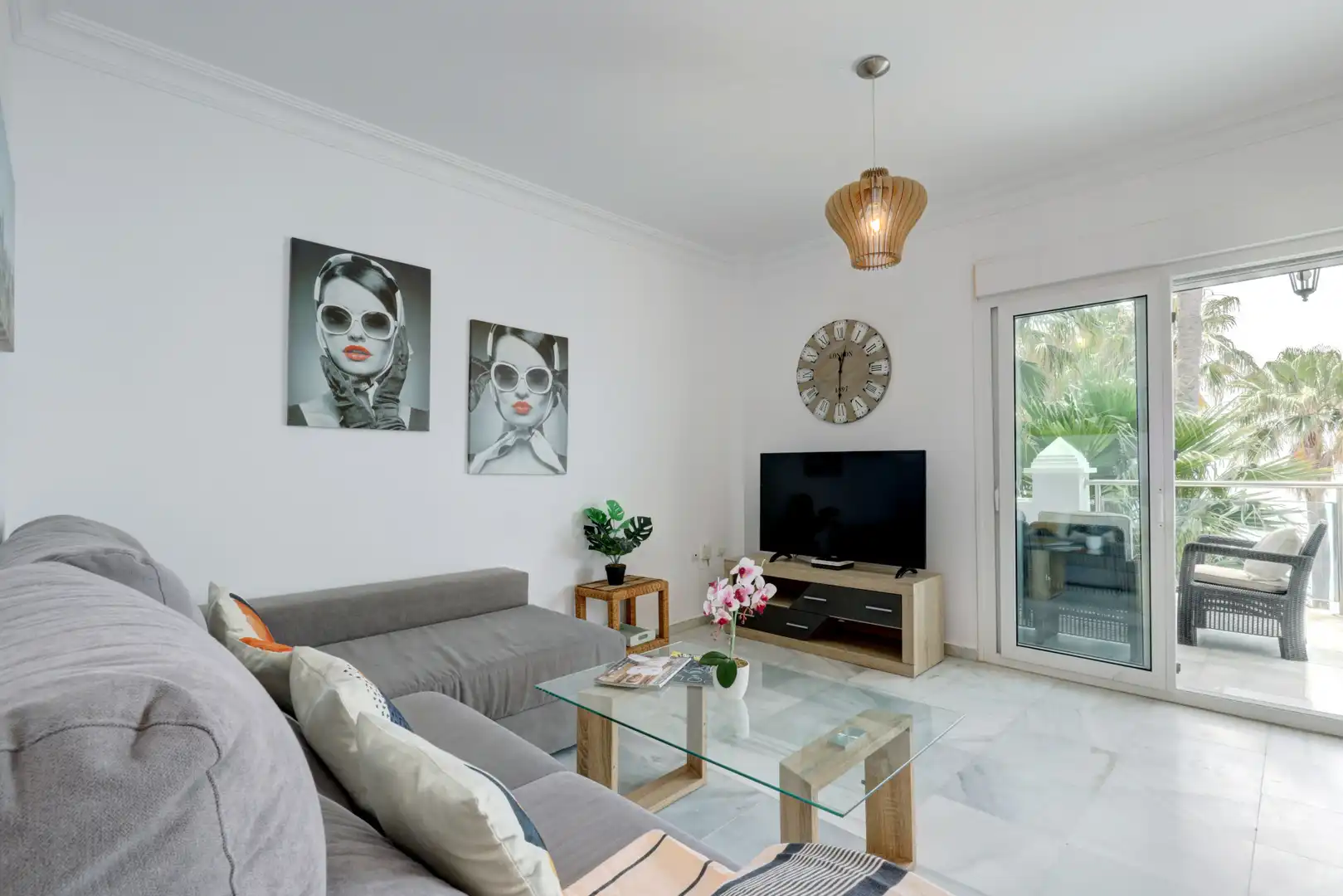 Sala d'estar de Apartament en venda en Estepona amb Aire condicionat, Jardí privat i Terrassa