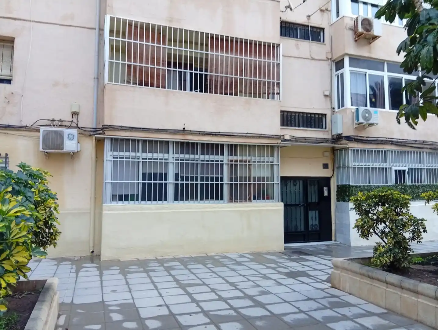 Außenansicht von Wohnung zum Verkauf in Almería mit Terrasse und Balkon