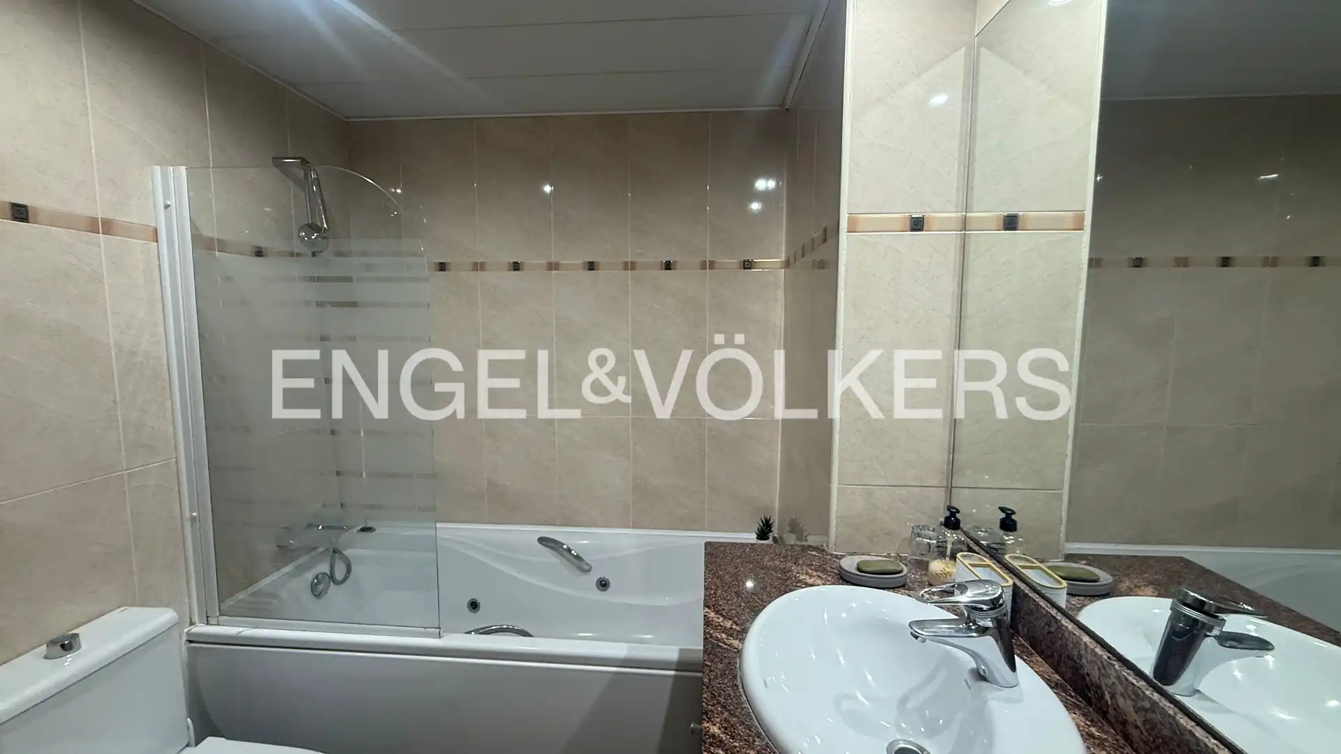 Badezimmer von Einfamilien-Reihenhaus zur Miete in Gavà mit Klimaanlage, Heizung und Privatgarten