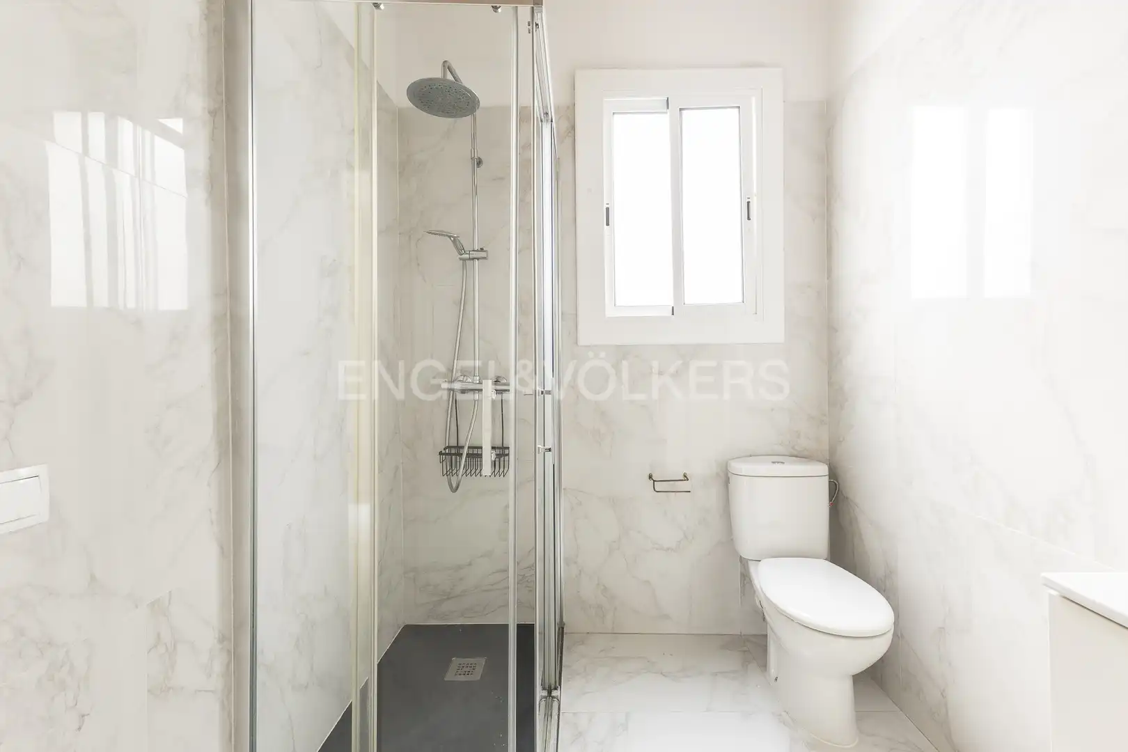 Bathroom of Flat for rent in Barcelona  with Air Conditioner, Heating and Balcony