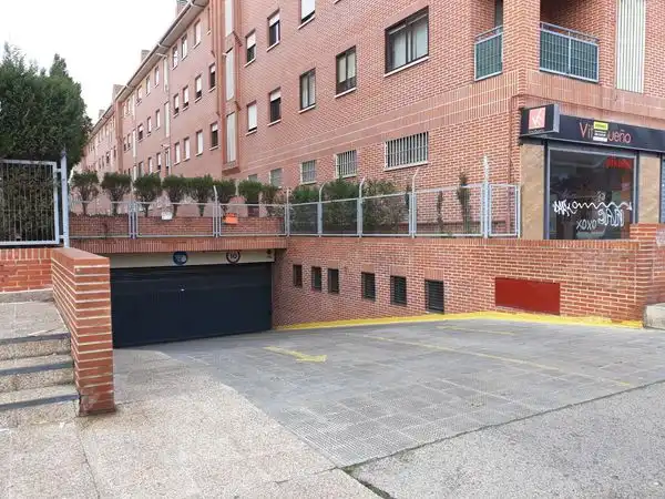 Garage for rent in Calle de Andujar, Val