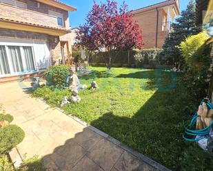 Jardí de Casa adosada en venda en Villanueva de la Cañada amb Aire condicionat, Calefacció i Jardí privat