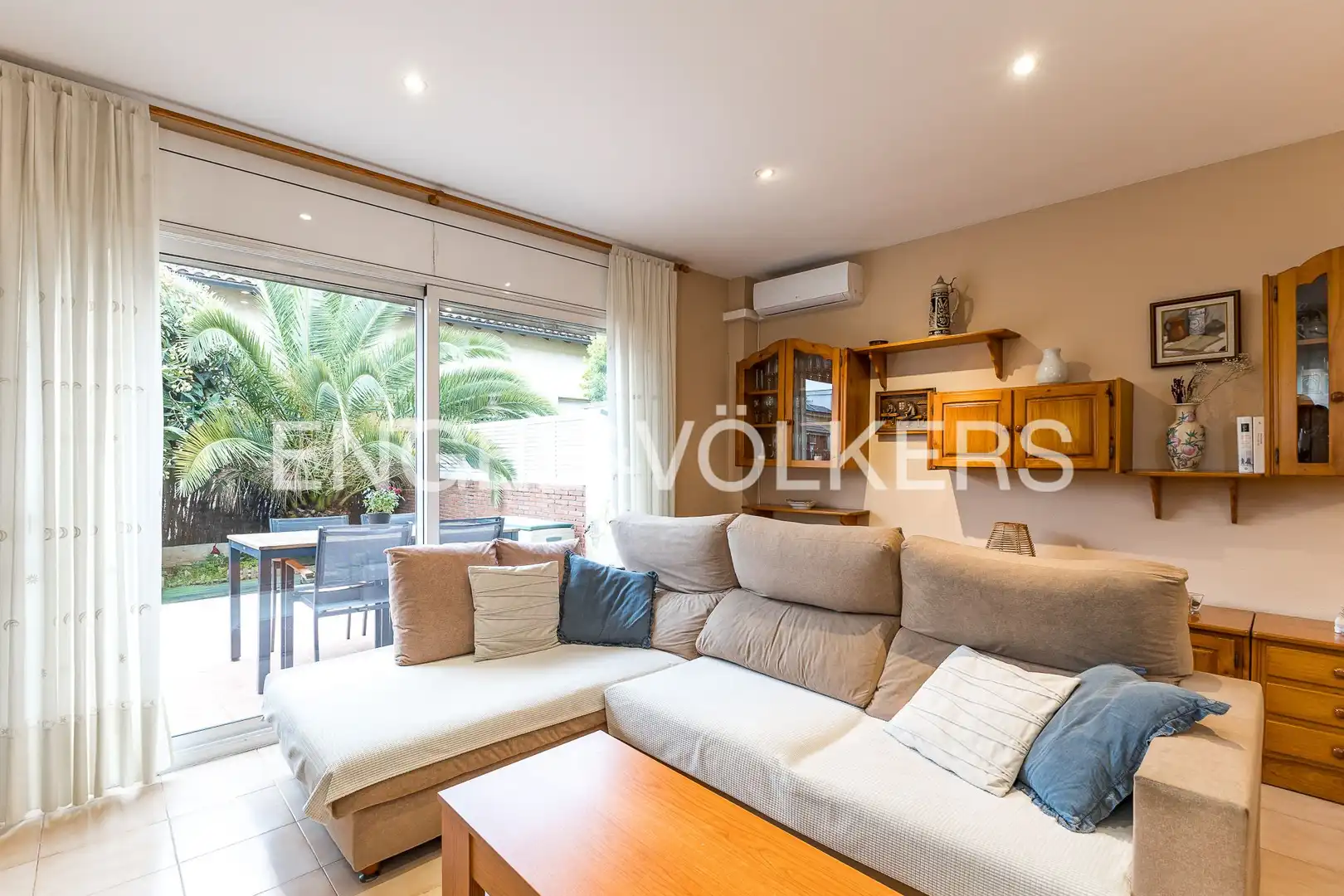 Living room of Houses for sale in Sant Cugat del Vallès  with Air Conditioner, Heating and Private garden