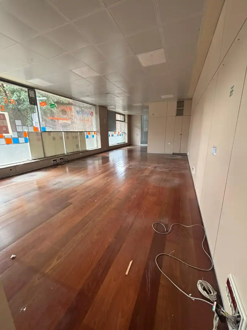 Local de alquiler en Cornellà de Llobregat con Parquet