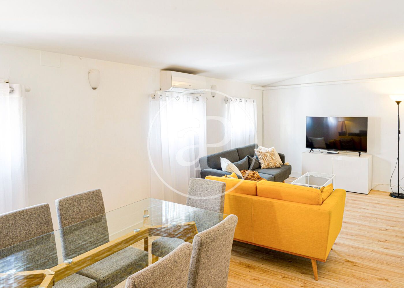 Living room of Flat for sale in  Madrid Capital  with Air Conditioner, Heating and Furnished