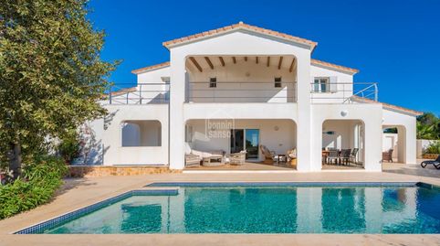 Elegante Villa Orientada al Sur con Vistas al Mar en Binibeca, Menorca