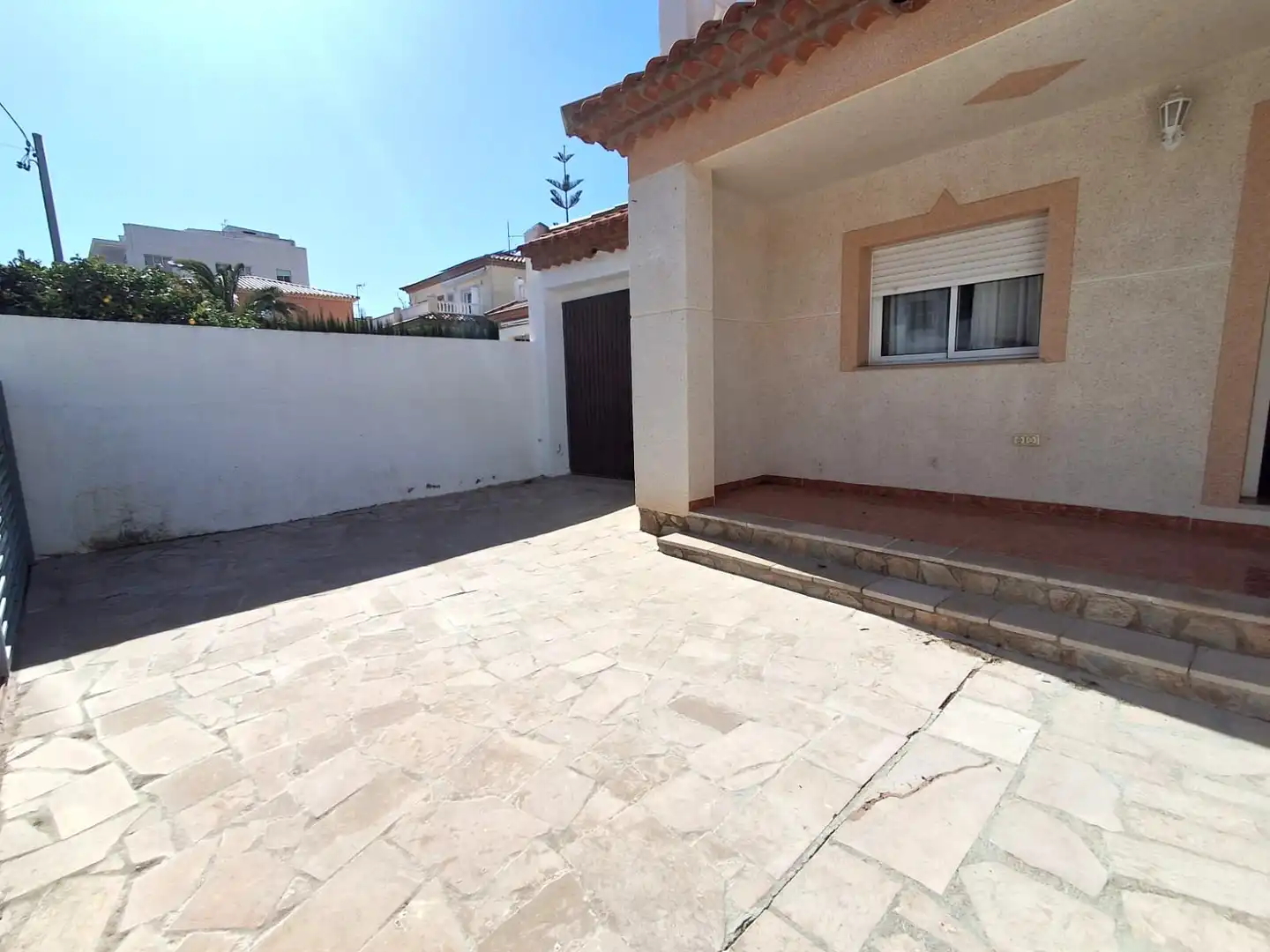 Außenansicht von Einfamilien-Reihenhaus zum Verkauf in Mont-roig del Camp mit Klimaanlage, Privatgarten und Terrasse