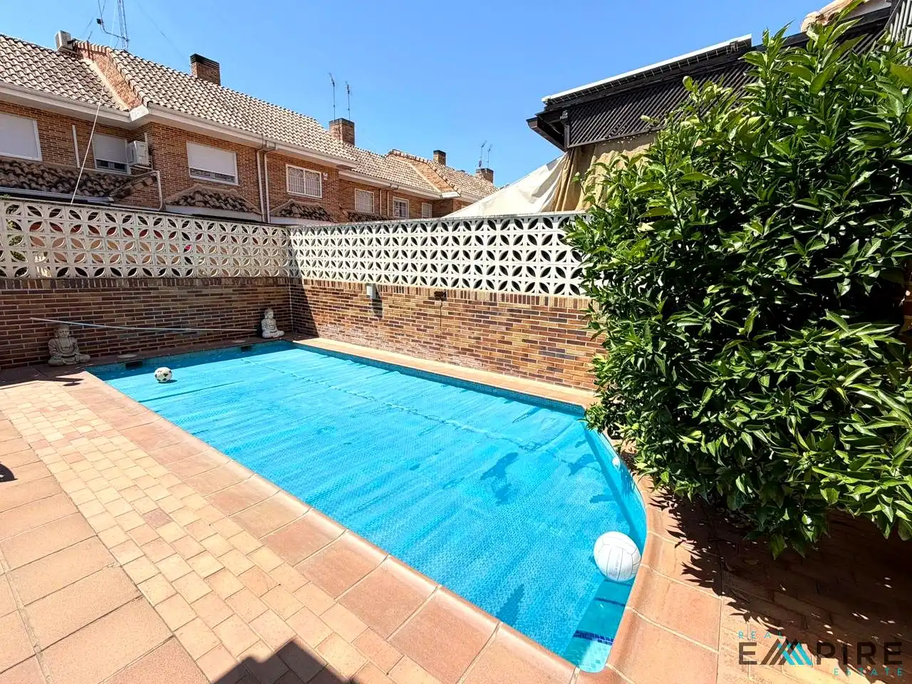 Piscina de Casa adosada en venda en Parla amb Aire condicionat, Calefacció i Terrassa