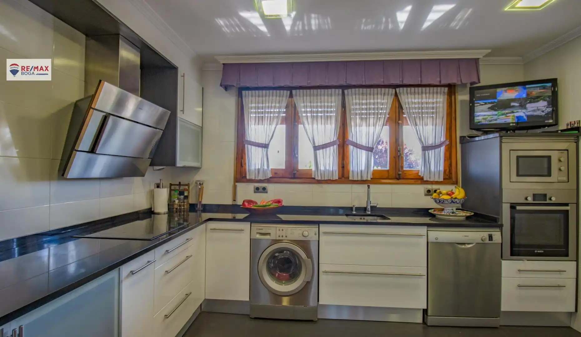 Cuina de Casa o xalet en venda en Oyón-Oion amb Aire condicionat, Jardí privat i Parquet