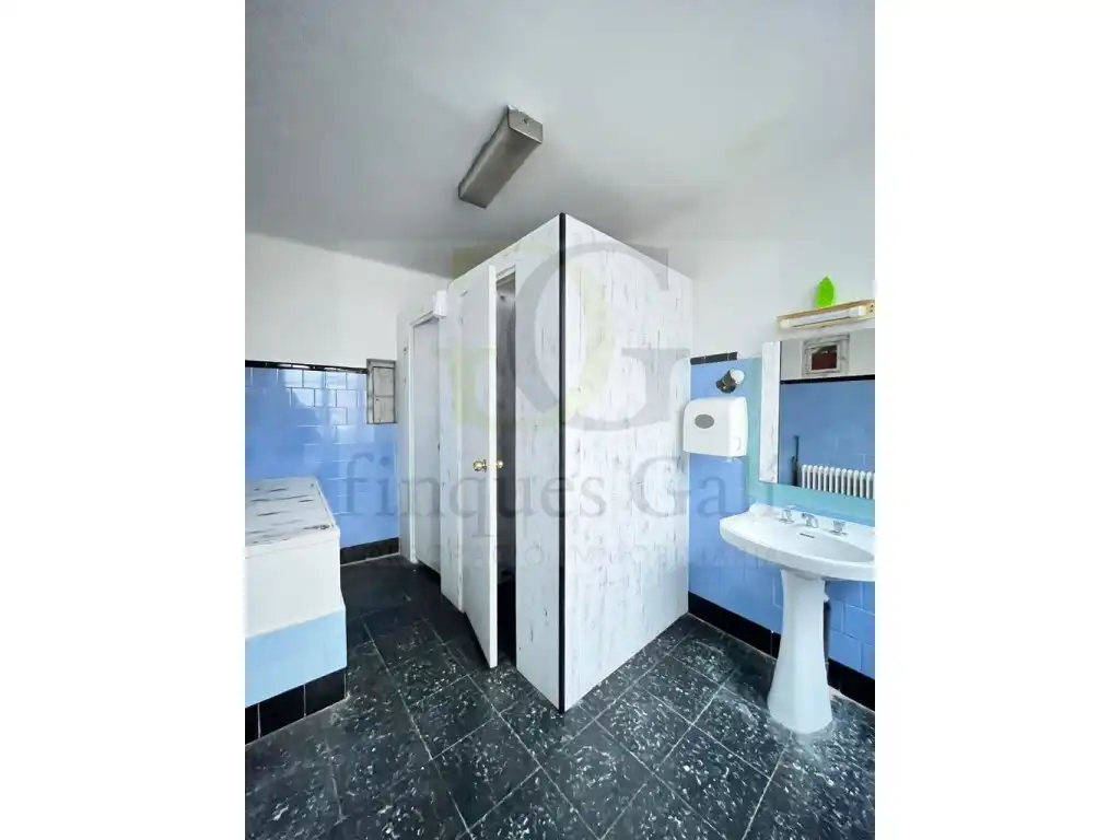 Badezimmer von Büro zur Miete in Sallent mit Klimaanlage und Terrasse