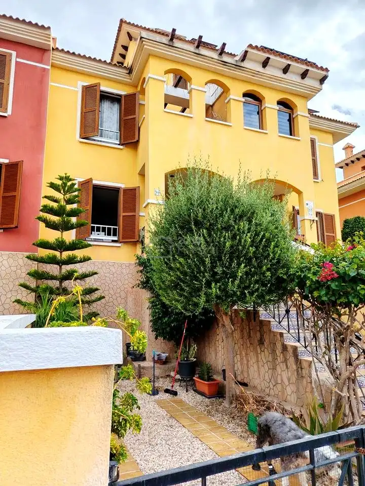 Casa a schiera con terrazza in vendita a CADIS