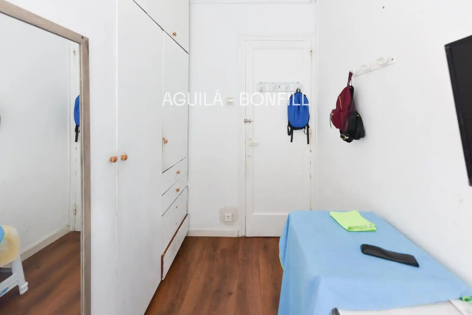 Bedroom of Flat for sale in Barcelona