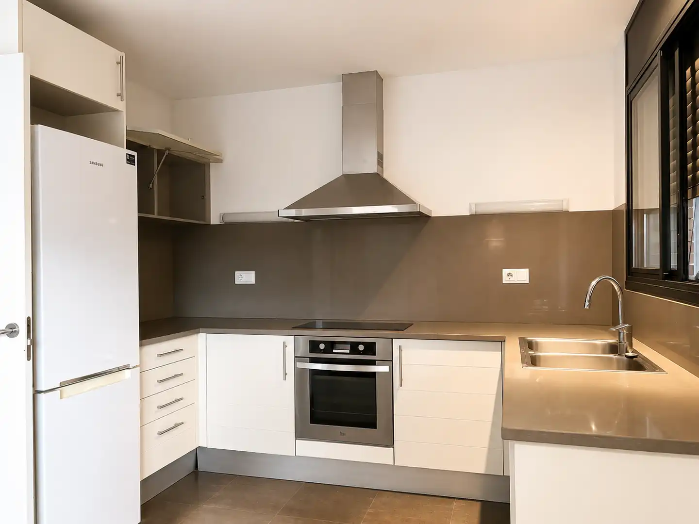 Cuina de Casa adosada en venda en Girona amb Calefacció i Terrassa