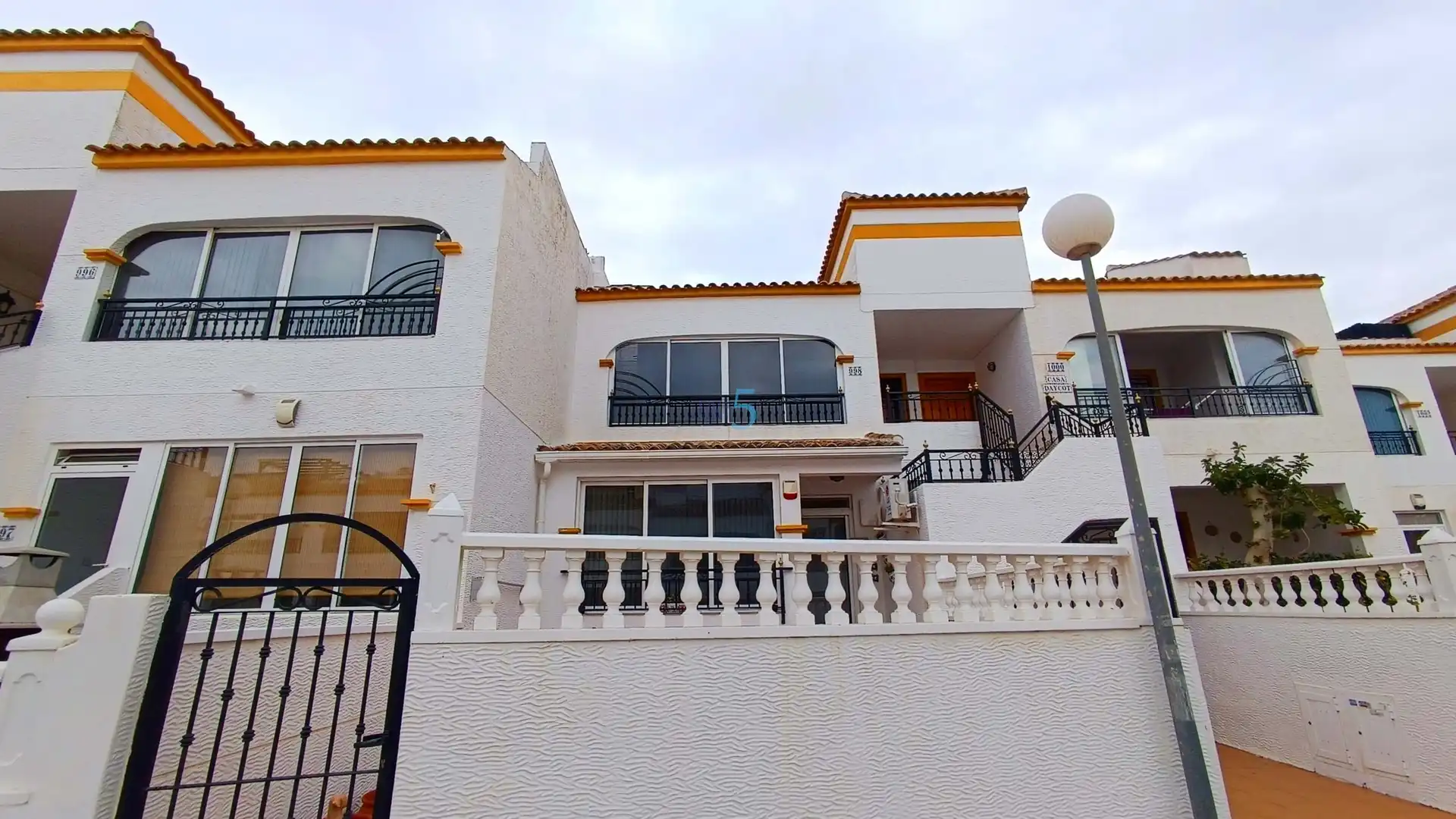 Vista exterior de Piso en venta en Orihuela con Aire acondicionado, Calefacción y Piscina