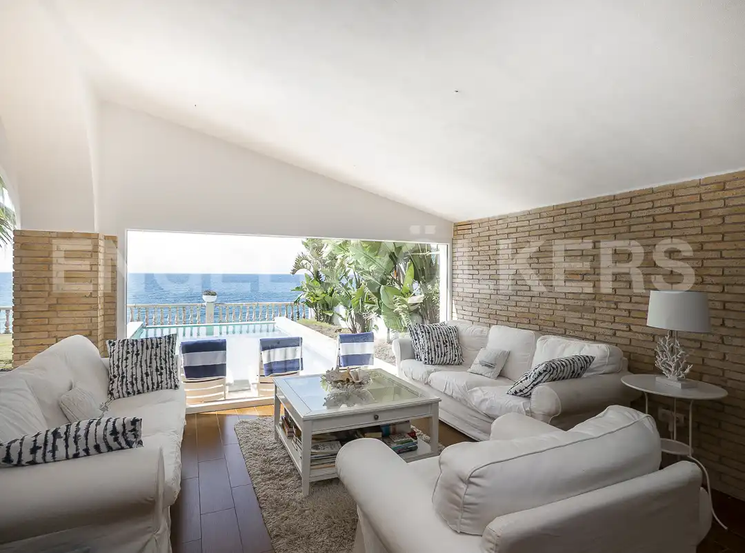 Sala d'estar de Casa o xalet en venda en Vilanova i la Geltrú amb Calefacció, Jardí privat i Piscina