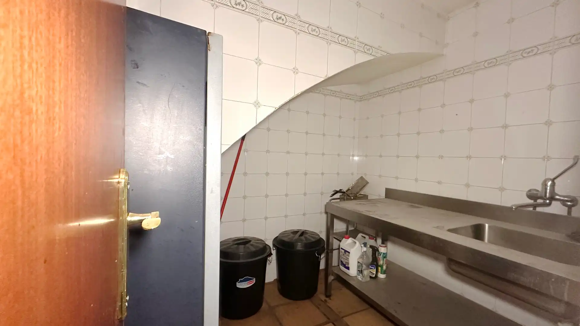Cuina de Local en venda en Madrid amb Aire condicionat, Calefacció i Moblat